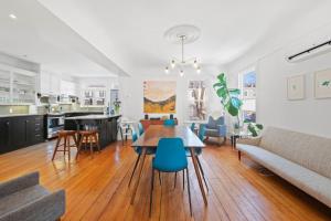 eine Küche und ein Wohnzimmer mit Tisch und Stühlen in der Unterkunft Modern Heritage in Heart Halifax in Halifax