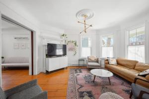 ein Wohnzimmer mit Sofa und Fernseher in der Unterkunft Modern Heritage in Heart Halifax in Halifax