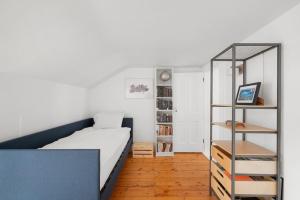 ein Schlafzimmer mit einem Bett und einem Bücherregal in der Unterkunft Modern Heritage in Heart Halifax in Halifax