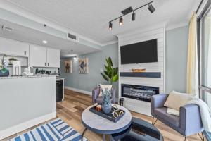 ein Wohnzimmer mit Sofa und Tisch in der Unterkunft Beachfront Fireplace Downtown Hot Tub King Bed in Myrtle Beach