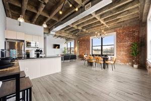 Η κουζίνα ή μικρή κουζίνα στο Lofts at Kearny - Rustic Chic 1-3BR Lofts with Quick NYC Access & On-Site Gym
