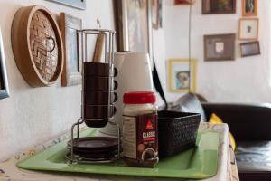 a blender sitting on top of a green tray at Hostel Argonauta in Óbidos