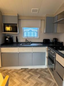 Η κουζίνα ή μικρή κουζίνα στο 3 Bedroom stunning Caravan Justin