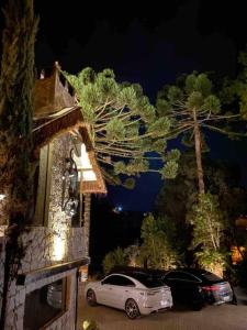 ein Auto, das nachts vor einem Haus parkt in der Unterkunft Casa Luxo p 12 pessoas ou Suite Premium 4 pessoas com jacuzzi in Campos do Jordão