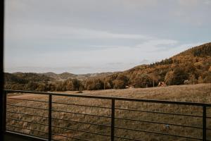 Blick auf ein Feld von einem Zaun in der Unterkunft Kamienna Azyl - domek z sauną i balią, Kotlina Kłodzka in Kamienna