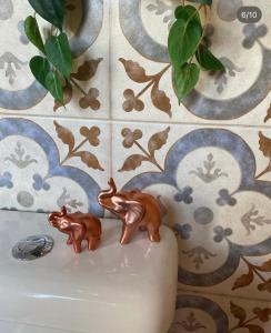 two toy animals sitting on the side of a bathroom sink at Hostel Amor por SP - Brás - Expo Center Norte - Feira da Madrugada in São Paulo