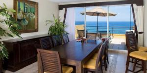 una sala da pranzo con tavolo e vista sull'oceano di 2BD Oceanview Suite at Villa Del Palmar Cabo a Cabo San Lucas