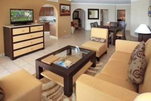 un soggiorno con un divano e un tavolino da caffè di 2BD Oceanview Suite at Villa Del Palmar Cabo a Cabo San Lucas Altre 42 foto