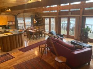 sala de estar con sofá, cocina y mesa en Your Own Nature Preserve, en Hersey 10 fotos más