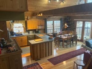 Cabaña de madera con cocina y comedor en Your Own Nature Preserve, en Hersey