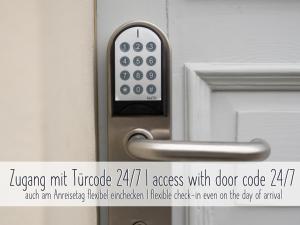 eine Nahaufnahme einer Tür mit einem Türgriff in der Unterkunft ApartNaest Radeberg - vollausgestattete 1 - bis 4-Zimmer Apartments l 24h Zugang per Code l Check-in Anleitung über Posteingang l Parkplatz auf Anfrage l Frühstück optional in Radeberg + 73 Fotos