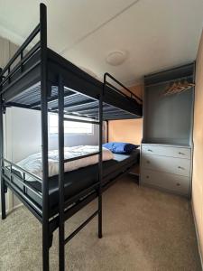 Llit o llits en una habitació de Retro Stacaravans