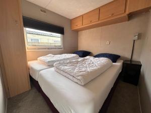 Llit o llits en una habitació de Retro Stacaravans