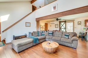 Posezení v ubytování Fire Pit and Gas Grill Charming Poconos Abode!