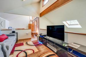 TV a/nebo společenská místnost v ubytování Fire Pit and Gas Grill Charming Poconos Abode!