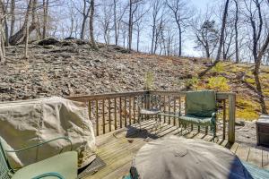 Fotografie z fotogalerie ubytování Fire Pit and Gas Grill Charming Poconos Abode! v destinaci Bushkill