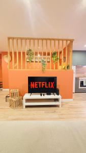 a rendering of a kitchen with a netflix at La Demeure des Troubadours - Hyper centre in Provins