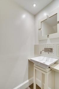 un bagno bianco con lavandino e specchio di Modern 1 block from Metro subway Minutes to Capital, Museums and National Mall a Washington Altre 14 foto