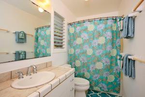 Yonegan Maui Getaways - Haiku的一间浴室