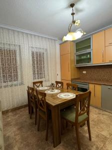 una sala da pranzo con tavolo e sedie in legno di House in the Centre of Prishtina a Pristina Altre 4 foto