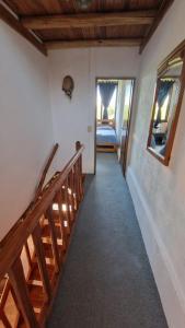 Una escalera que conduce a una habitación con cama en Torre Colon III, en Colón