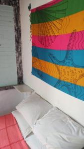 un lit dans une chambre avec un tableau sur le mur dans l'établissement Tubarao, à Búzios