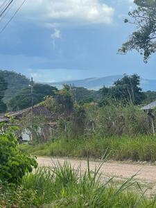 a view of a dirt road with houses and trees at Casa central in Cavalcante