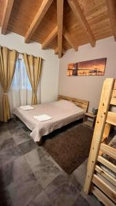 Uma cama ou camas num quarto em BeauLieu