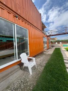 Budova, kde se kapslový hotel nachází + 3 fotografie