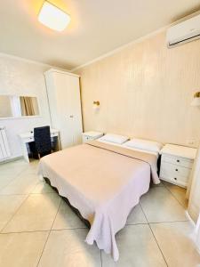 Un pat sau paturi într-o cameră la Dodo Holiday in Rome