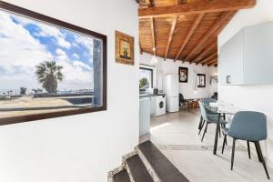 TV a/nebo společenská místnost v ubytování Mar Azul, Panorama View Apto de Oasis Vasiliko , La Asomada