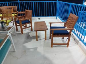 un grupo de sillas y una mesa en el balcón en Hawer Inn - wadi bani Khalid, en Biḑ‘ah