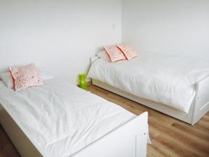 two beds sitting next to each other in a bedroom at Cecile's Villa in Casal do Pardo