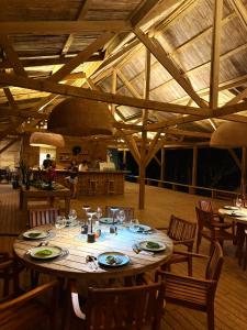 a dining room with a table and chairs in a building at Kurrulau Hotel Playa Pacífica in Nabugá