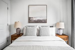 Ένα ή περισσότερα κρεβάτια σε δωμάτιο στο Chic Midtown 2Bedroom Cozy & Modern Retreat in Hells Kitchen +5 φωτογραφίες