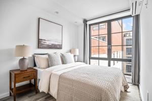 Ένα ή περισσότερα κρεβάτια σε δωμάτιο στο Chic Midtown 2Bedroom Cozy & Modern Retreat in Hells Kitchen
