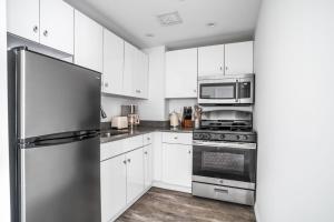 Η κουζίνα ή μικρή κουζίνα στο Chic Midtown 2Bedroom Cozy & Modern Retreat in Hells Kitchen