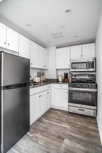 Η κουζίνα ή μικρή κουζίνα στο Chic Midtown 2Bedroom Cozy & Modern Retreat in Hells Kitchen