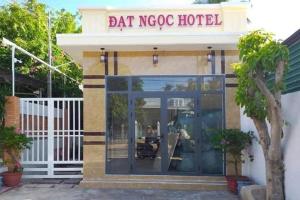 a restaurant with a sign that reads bat noco hotel at Đạt Ngọc Hotel in Ấp Thiện Long