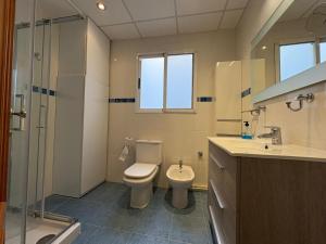 a bathroom with a toilet and a shower and a sink at Vinaros Coquet appartement vue mer in Vinaròs