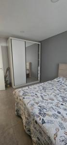 Postel nebo postele na pokoji v ubytování cómodo y acogedor duplex