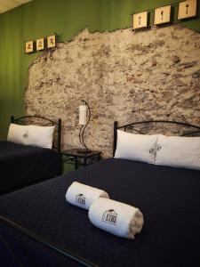 a bedroom with two beds with towels on them at Hotel el Descanso in Puebla
