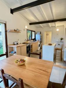 a kitchen with a table with a bowl of fruit on it at Los Coirones 2 - Casa con jardin in Dina Huapi