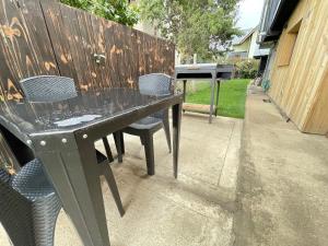 a black table and chairs sitting on a patio at Los Coirones 2 - Casa con jardin in Dina Huapi