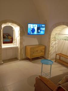 TV a/nebo společenská místnost v ubytování B&b La Fontana + 37 fotografií