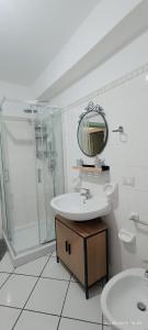 ein Badezimmer mit Waschbecken, Dusche und Spiegel in der Unterkunft Casa A Pupidda vicino al mare in Avola + 37 Fotos
