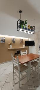 ein Esszimmer mit einem Holztisch und Stühlen in der Unterkunft Casa A Pupidda vicino al mare in Avola