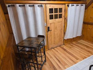 a small room with a table and chairs in a cabin at Lazy T Cabins - Grand Teton in Robbinsville