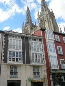 un edificio antiguo con una catedral en el fondo en Apartamento Catedral, en Burgos