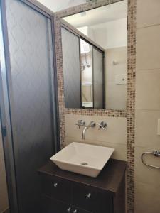 ein Badezimmer mit Waschbecken und Spiegel in der Unterkunft Apartapunta in Punta del Este